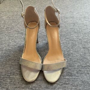 Forever woman's elegant sandal heels size 7 Silver formal rhinestones feminine